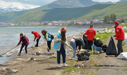 Van Gölü kıyılarında temizlik çalışması