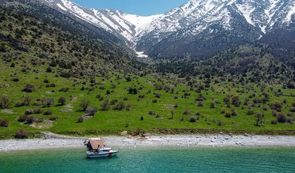 Van'da bir taraf bahar diğer taraf kar