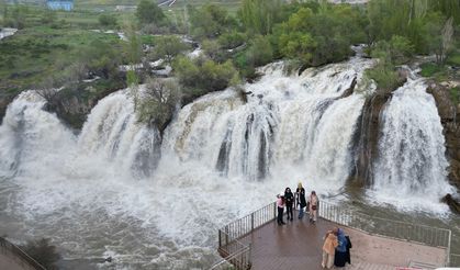 Muradiye Şelalesi daha coşkulu akmaya başladı