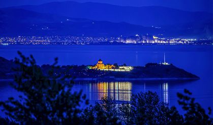 Akdamar Adası ile Van Kalesi aynı kadrajda