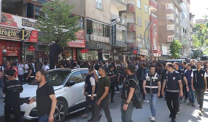 Kayyum atamasına karşı yürüyüş yapan gruba polis müdahalede bulundu