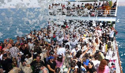 Hayat Van'a gelen İranlılara güzel! Van Gölü'nde köpük partisi