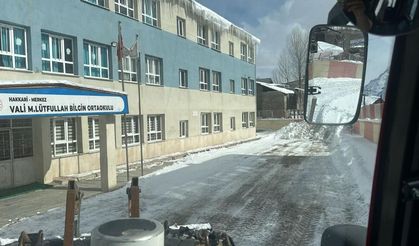 Hakkari'de okul önleri kardan temizlendi