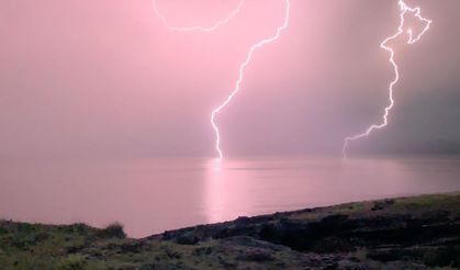 Van Gölü üzerinde çakan şimşekler görsel şölen oluşturdu
