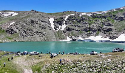 Van'da 3 bin 200 rakımdaki buzul gölü'nde renkli görüntüler