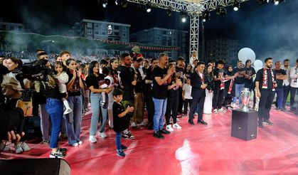 Artı Değer Vanspor'un Trendyol 1. Lig'e yükselmesi coşkuyla kutlandı