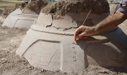 Erek Dağı eteklerinde bulunan 76 küp gün yüzüne çıkarıldı