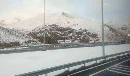 Başkale'de kar yağışı etkili oluyor