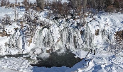 Muradiye Şelalesi kısmen dondu