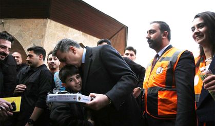 Bakan Çiftçi Vanlılarla bayramlaştı