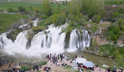 Muradiye Şelalesi’ne turist akını