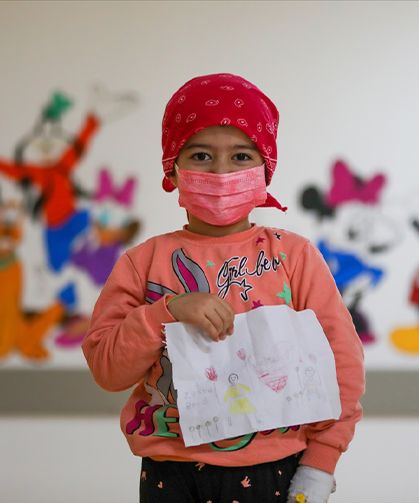 Van'da lösemi tedavisi gören 6 yaşındaki Zehra hastane odasında okuma yazma öğrendi
