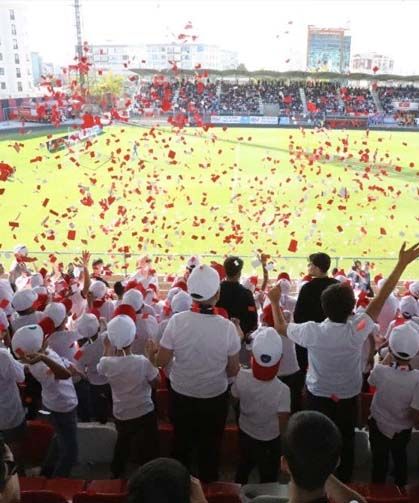 Vanlı çocuklar ilk kez statta maç izledi