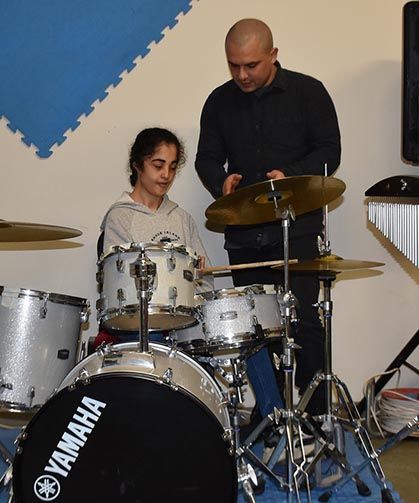 Özel eğitim merkezi öğrencisi Havin, müzik öğretmeni olmak için çabalıyor