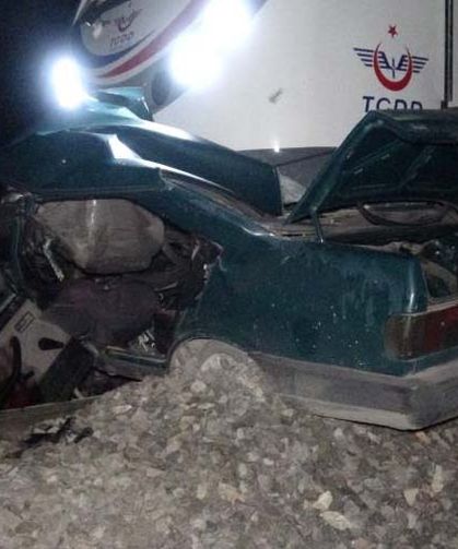 Trenin altında kalan otomobilin sürücüsü hayatını kaybetti