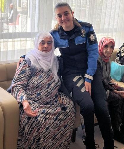 Van polisinden Anneler Günü etkinliği
