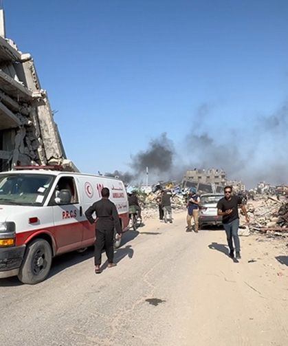 İsrail ordusu, Gazze Şeridi'nin kuzeyine tahliye broşürleri ile birlikte bomba attı