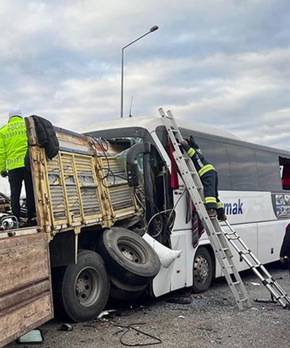 Yolcu otobüsünün karıştığı trafik kazasında 2 kişi öldü, 18 kişi yaralandı