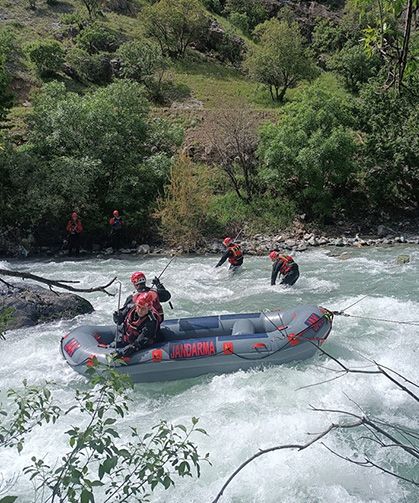 Dereye düşerek kaybolan genci arama çalışmaları devam ediyor