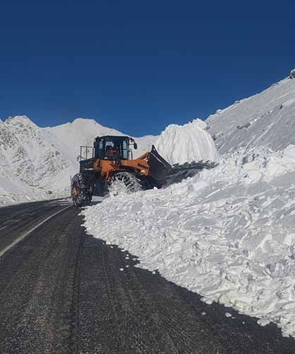 Çığ düşen Bahçesaray yolunda trafik yeniden açıldı