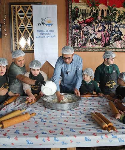 Van'da özel gereksinimli çocuklar fırında "Van Kıymalısı" hazırladı