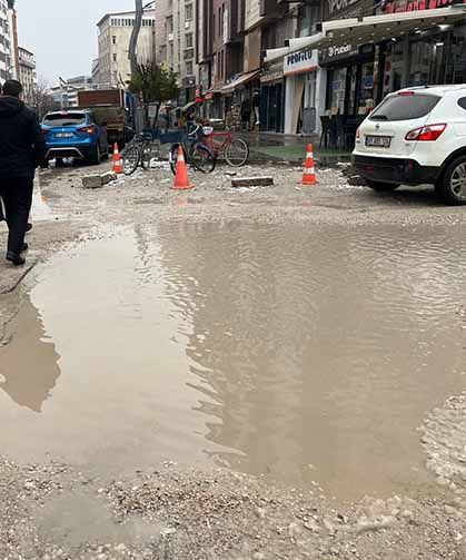 Van’da kar yağışıyla birlikte cadde ve sokaklarda su birikintileri oluştu