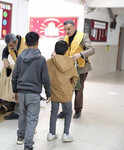 Van'da ihtiyaç sahibi 2 bin öğrenciye bot ve mont yardımında bulunuldu