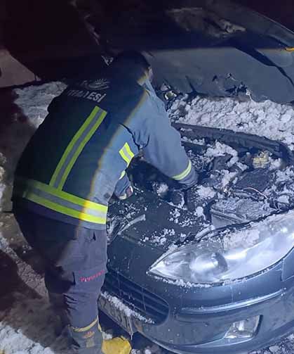 Van'da yanan aracın motoruna karla müdahale