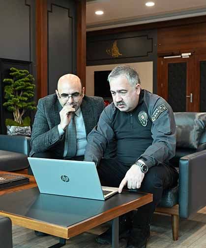 Van Emniyet Müdürü Mutlu, AA'nın "Yılın Kareleri" oylamasına katıldı