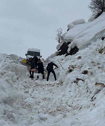 Hakkâri’de çığ düştü: Öğrenci servisi yolda kaldı
