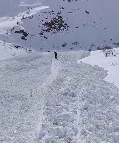 Van Bahçesaray'da mezra yoluna çığ düştü