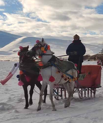Göl üzerinde atlı gezi ve halay keyfi