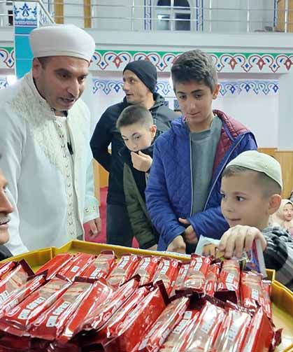 Van'da teravihe gelen çocuklara imamdan ikramlar