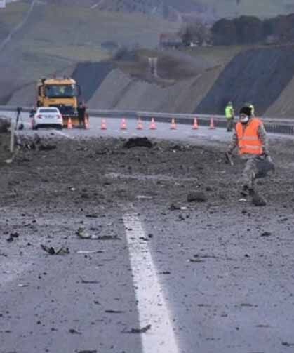 Kaza kırıma uğrayan F-16 uçağının enkazı kaldırılıyor