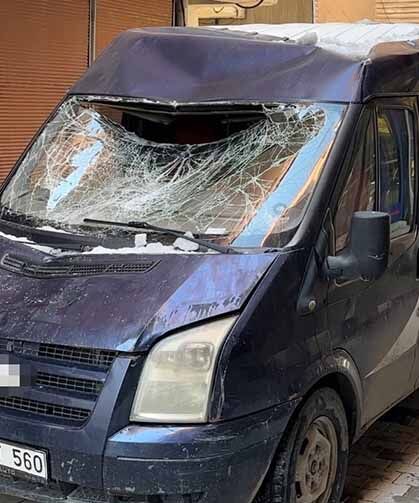 Çatıdan düşen kar kütlesi seyir halindeki minibüse zarar verdi