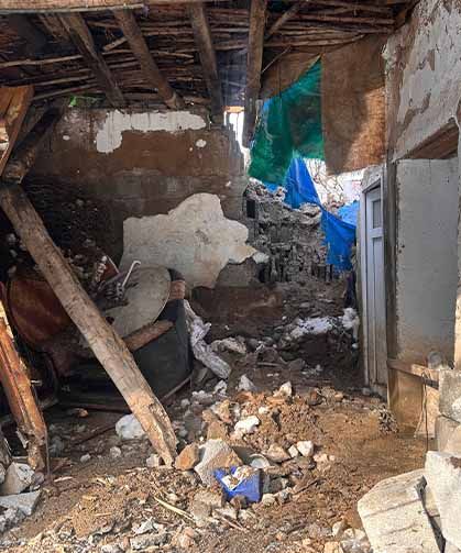 Bir evin üzerine kaya düştü