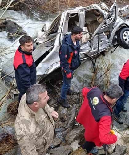 Dereye uçan araç hurdaya döndü Aynı aileden 3 kişi hayatını kaybetti