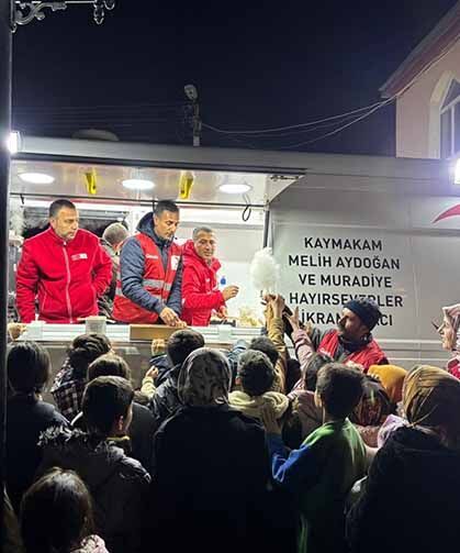 Kızılay Muradiye Şubesi’nden teravih sonrası ikram