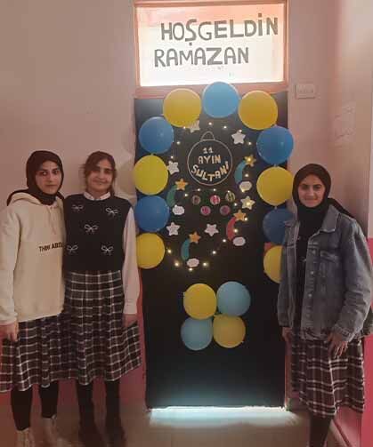 Muradiye’de Ramazan coşkusu kapılara yansıdı