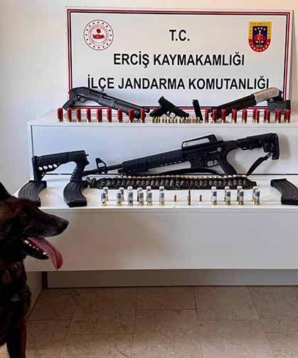 Erciş'te ruhsatsız silah ele geçirildi