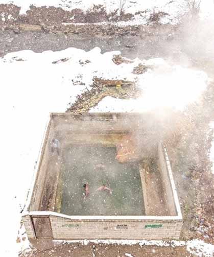 Van'da etrafı karla kaplı termal havuz ziyaretçilerini ağırlıyor