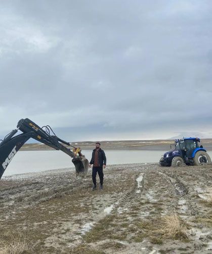 Van Gölü sahilinde çamura saplanan traktör kepçe ile kurtarıldı