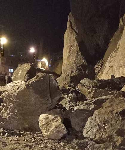 Hakkari'de dev kayalar mahalle yoluna düştü