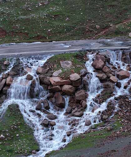 Asfaltın ortasından su pınarı fışkırdı