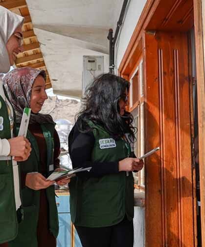 Van'da Yeşilay ekipleri kapı kapı gezerek aileleri bağımlılık konusunda bilinçlendiriyor