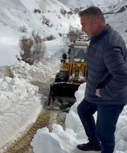 Bahçesaray'da düşen çığ temizlendi