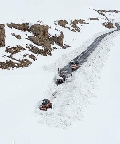Van-Bahçesaray kara yolunda karla mücadele çalışmaları sürüyor