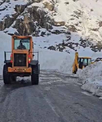Çığın düştüğü Şırnak-Hakkari yolu ulaşıma açıldı