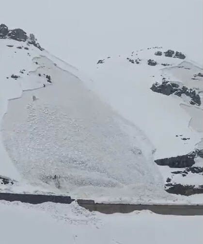 Hakkari’de düşen çığ görüntülendi