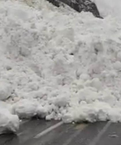 Hakkâri-Çukurca kara yoluna çığ düştü